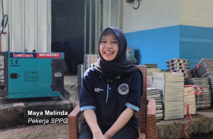 Maya Melinda, anak satpam, tengah membersihkan ompreng di Dapur MBG Sentul, bagian dari program SPPG yang memberi peluang kerja masyarakat.