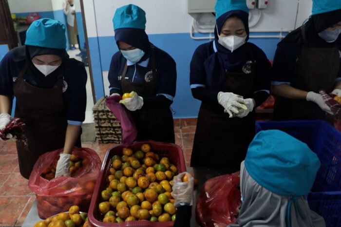 Dapur SPPG Sentul menerapkan standar ketat dengan penggunaan air galon untuk menjaga kualitas MBG yang disalurkan ke sekolah dan posyandu.