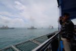 Parade laut HUT TNI ke-80 di Teluk Jakarta menampilkan 51 kapal, simbol kuatnya modernisasi armada laut warisan era Prabowo Subianto.