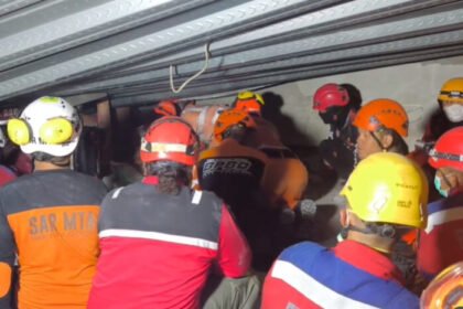 Dua santri Pondok Pesantren Al-Khoziny ditemukan meninggal dunia di lokasi reruntuhan, evakuasi terus dilakukan tim SAR gabungan.