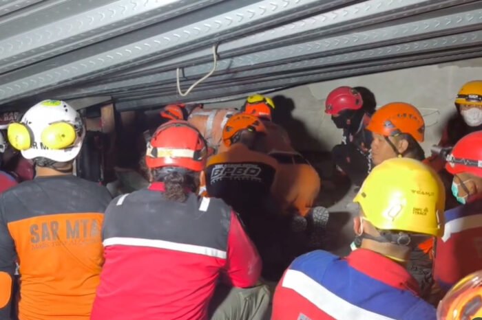 Dua santri Pondok Pesantren Al-Khoziny ditemukan meninggal dunia di lokasi reruntuhan, evakuasi terus dilakukan tim SAR gabungan.