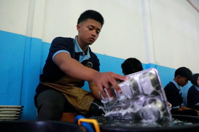 Pemuda 18 tahun asal Tangerang bangga bekerja di dapur Program Makan Bergizi Gratis (MBG) dan bisa membantu ekonomi keluarganya.