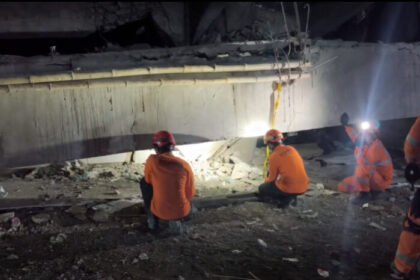 Evakuasi dua santri korban reruntuhan Ponpes Al Khoziny Sidoarjo di area tempat wudhu menambah jumlah korban meninggal menjadi tujuh orang.