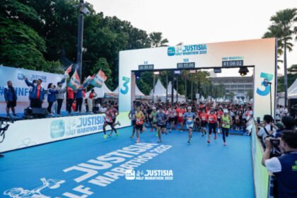 Ribuan pelari padati Plaza Barat GBK dalam ajang PLN Mobile Justisia Half Marathon 2025 bertema 'Run Forward', simbol semangat untuk terus bergerak maju dan melampaui batas diri.