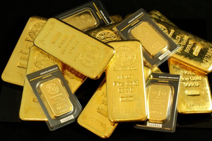 Harga emas dunia menembus rekor baru di atas $4.000 per ons, menandakan lonjakan minat investor terhadap aset aman di tengah gejolak ekonomi dan politik global.