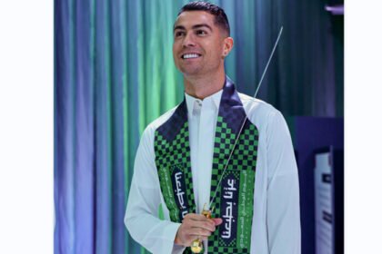 Cristiano Ronaldo menjadi pesepak bola pertama di dunia dengan kekayaan menembus Rp20 triliun setelah memperpanjang kontrak megah bersama Al-Nassr.