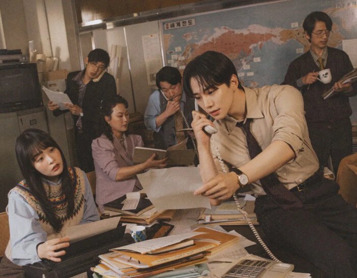 'Typhoon Family' mencuri perhatian publik dengan rekor rating perdana tertinggi tvN di tahun 2025. Lee Junho dan Kim Min Ha tampil dalam adegan penuh emosiyang sukses besar di episode perdananya.