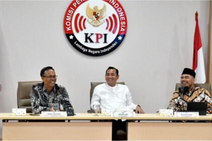 KPI resmi hentikan sementara program 'Xpose Uncensored' Trans7 setelah menuai protes keras karena tayangannya dinilai melecehkan pesantren dan kiai.