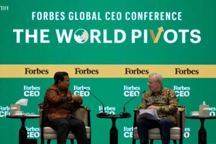 Presiden Prabowo berdiskusi dengan Steve Forbes dalam sesi puncak Forbes Global CEO Conference 2025 di Jakarta.