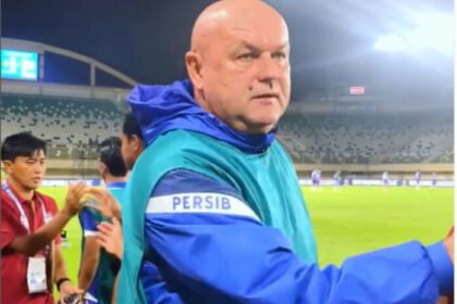 Bojan Hodak menilai Persib Bandung masih kurang tenang meski menang telak atas PSBS Biak 3-0.