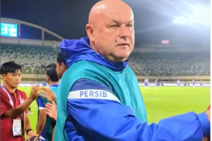 Persib Bandung Menang Telak atas PSBS Biak, Bojan Hodak Tetap Tak Puas 1 Bojan Hodak menilai Persib Bandung masih kurang tenang meski menang telak atas PSBS Biak 3-0.