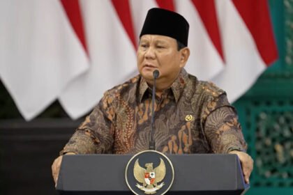 Presiden Prabowo Subianto sampaikan capaian gemilang penurunan kemiskinan dan pengangguran di Sidang Kabinet Paripurna, Jakarta, 20 Oktober 2025.
