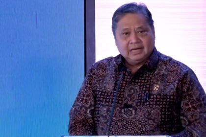 Airlangga Hartarto menilai program unggulan Prabowo–Gibran seperti MBG, Sekolah Rakyat, dan kesehatan gratis jadi bukti nyata satu tahun pemerintahan.