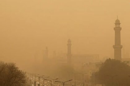 Langit New Delhi diselimuti kabut asap beracun usai perayaan Diwali, polusi udara melonjak tajam.