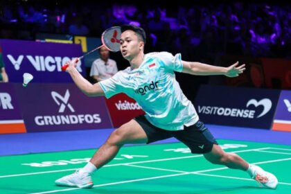 Anthony Ginting tampil gemilang di French Open 2025, amankan tiket 16 besar.