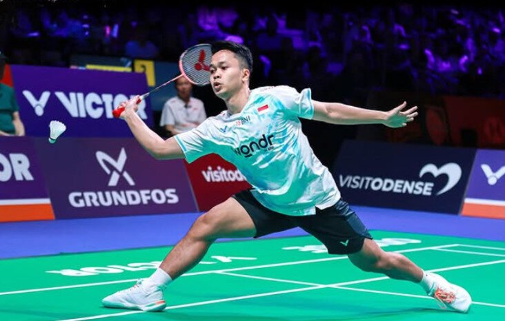 Anthony Ginting tampil gemilang di French Open 2025, amankan tiket 16 besar.