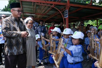 Pemerintah memperluas program wajib belajar menjadi 13 tahun, memasukkan TK sebagai jenjang awal pendidikan nasional.