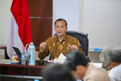Transmigrasi luar Jawa dorong lahirnya industri besar dan pusat ekonomi baru berbasis lokal.
