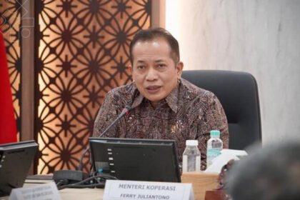 Menteri Ferry Juliantono percepat pembangunan Kopdes Merah Putih agar ekonomi desa makin mandiri dan produktif.