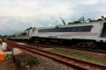 Dua gerbong KA Purwojaya anjlok di Stasiun Kedunggedeh, Bekasi, Sabtu (25/10/2025). Seluruh penumpang selamat, KAI pastikan keselamatan dan proses normalisasi jalur berlangsung cepat.