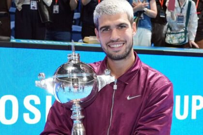 Carlos Alcaraz juara Tokyo Open 2025 usai mengalahkan Taylor Fritz 6-4, 6-4 dalam laga final yang memperlihatkan dominasinya di tenis dunia.