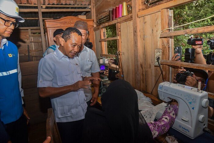 Menteri ESDM Bahlil Lahadalia tekankan daerah harus menikmati nilai tambah terbesar dari kebijakan hilirisasi nasional.