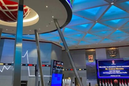 Kapitalisasi pasar modal Indonesia tembus Rp15.000 triliun, bukti kepercayaan publik terhadap industri keuangan nasional terus menguat.