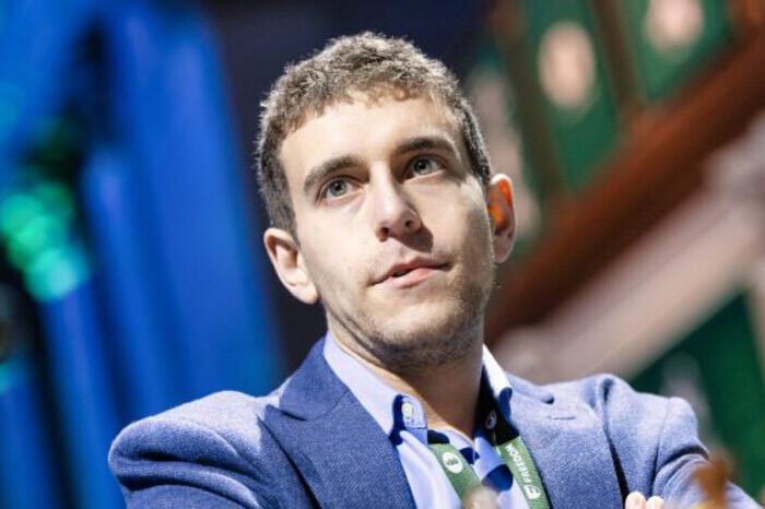 Grandmaster Daniel Naroditsky, komentator dan guru catur ternama AS, meninggal dunia di usia 29 tahun.