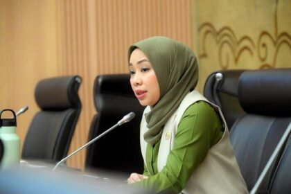 Mikroplastik kini menembus air hujan Jakarta, DPR desak pengawasan polusi lebih ketat.