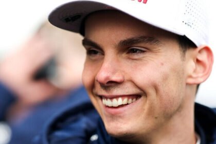 Max Verstappen semakin dekat mempertahankan gelar juara dunia F1 setelah memangkas jarak dengan Oscar Piastri jelang GP Singapura 2025.