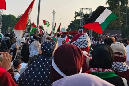 Ribuan warga berpakaian putih hitam padati kawasan Patung Kuda, Monas, dalam Aksi Damai Bela Palestina, Jakarta, Minggu (12/10/2025). (Foto: @rikadesriyani)