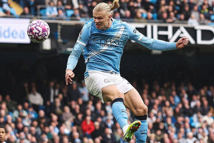 Erling Haaland kembali jadi pembeda setelah dua golnya membawa Manchester City menang 2-0 atas Everton dan sempat merebut puncak klasemen Liga Inggris 2025/2026 dari Arsenal.