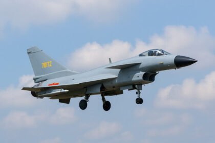 Menhan Sjafrie Sjamsoeddin memastikan pesawat tempur Chengdu J-10 buatan China segera dibeli Indonesia untuk memperkuat pertahanan udara nasional.