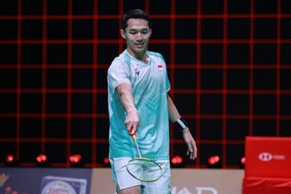Jonatan Christie tampil dominan di Jyske Bank Arena, menumbangkan Kodai Naraoka dua gim langsung dan melaju ke perempatfinal Denmark Open 2025.