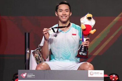 Jonatan Christie menumbangkan Shi Yu Qi dan mengakhiri dominasi China di Denmark Open 2025.