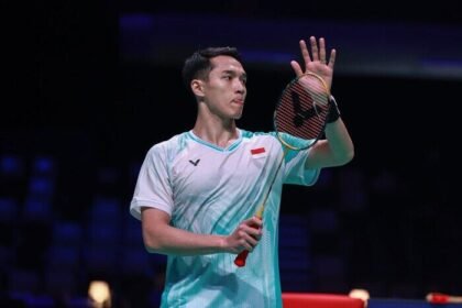 Jonatan Christie melangkah ke final Denmark Open 2025 usai menaklukkan Alex Lanier, siap tantang Shi Yu Qi di laga puncak.
