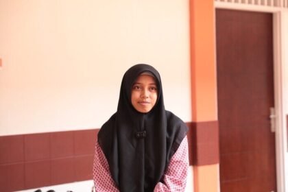 Jumaroh, siswi SRMA 13 Bekasi asal Bantar Gebang, kini bisa sekolah dan makan teratur berkat Sekolah Rakyat.