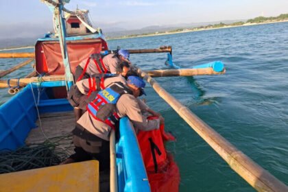 Niat menolong teman justru berujung tragis, Faujan (19) tewas terseret ombak di Pantai Karangpapak, Garut.