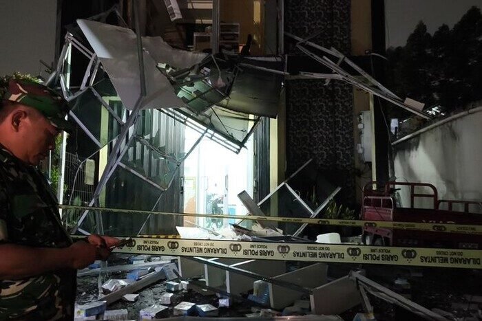Petugas kepolisian dan TNI mensterilkan lokasi ledakan gedung empat lantai milik Nucleus Farma di Tangerang Selatan, Rabu malam (8/10/2025).