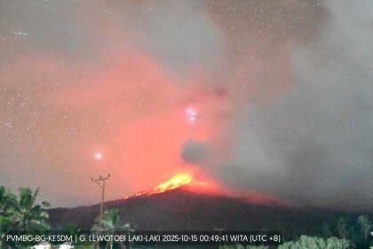 Erupsi dahsyat Gunung Lewotobi Laki-laki di Flores Timur menimbulkan hujan abu hingga 125 km, mengancam permukiman warga.