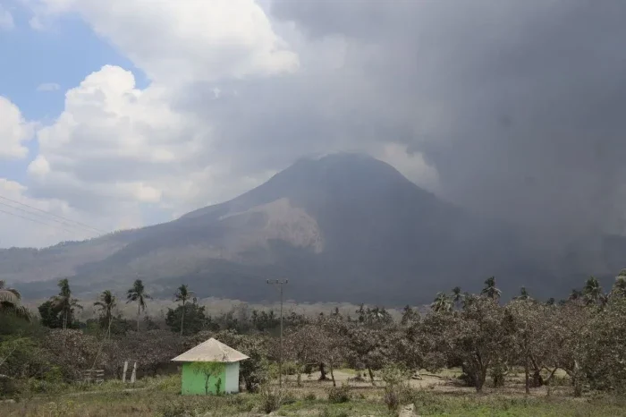 Gunung Lewotobi Laki-laki di Flores Timur turun status ke Level Siaga setelah aktivitas vulkanik mereda.