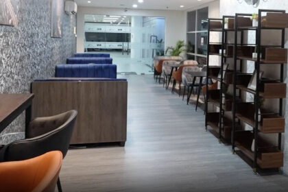 Coworking space gratis di Stasiun Cawang, Jakarta Timur, disediakan LRT Jabodebek untuk mendukung produktivitas penumpang sehari-hari.
