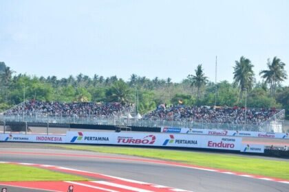 Pertamina Grand Prix of Indonesia 2025 di Sirkuit Mandalika sukses pecahkan rekor 140 ribu penonton dan dorong ekonomi Lombok.