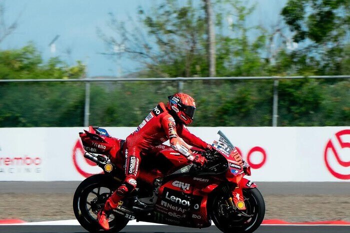 Marc Marquez resmi absen di MotoGP Australia dan Malaysia 2025 akibat cedera bahu kanan yang diderita usai insiden di Mandalika.