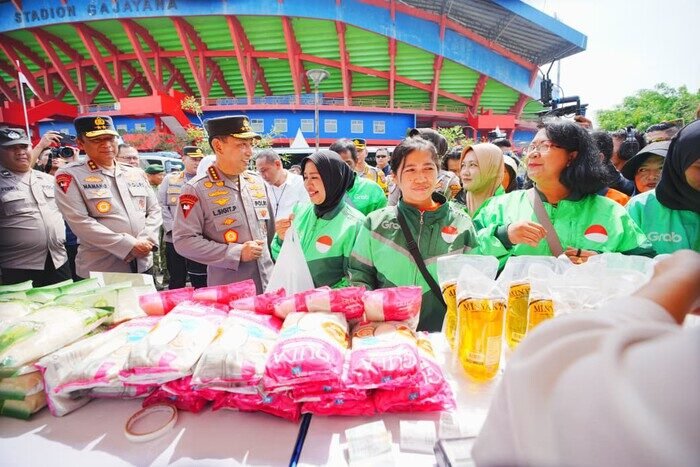 Kapolri bersama komunitas ojol Jatim menjaga keamanan dan mendukung ekonomi lokal.