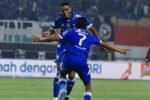 Persib Bandung menang 2-0 atas Persis Solo meski harus bermain dengan 10 pemain di GBLA.
