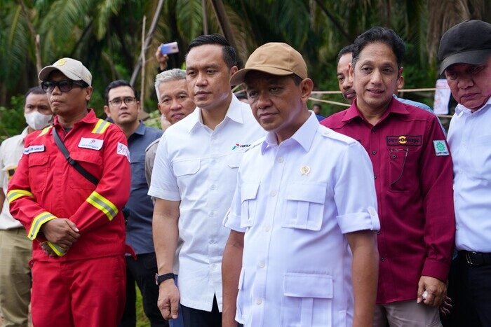 Menteri ESDM Bahlil Lahadalia bersama Dirut Pertamina Simon Aloysius Mantiri meninjau lapangan sumur rakyat di Musi Banyuasin untuk memperkuat produksi migas nasional dan menciptakan lapangan kerja baru.