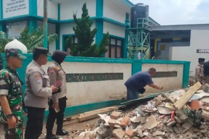 Tragedi ambruknya asrama putri Ponpes Salafiah Syafi’iyah Situbondo tewaskan satu santriwati dan lukai sebelas lainnya.