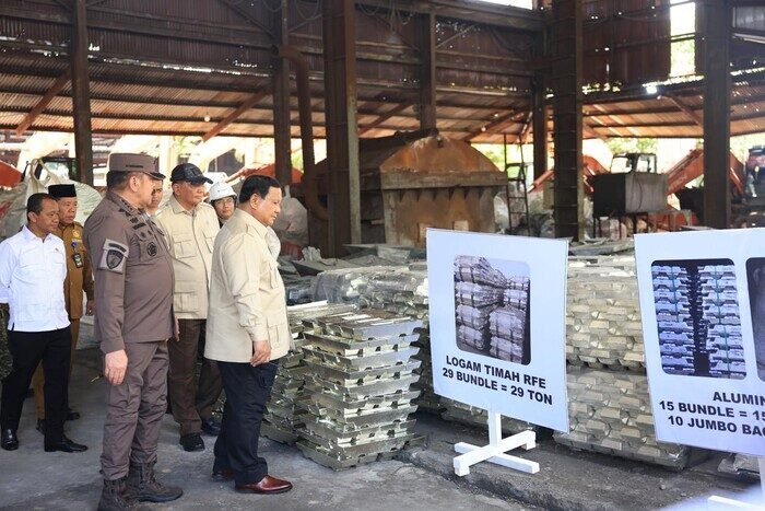 Presiden Prabowo meninjau smelter timah sitaan di Bangka Belitung sebagai bukti penegakan Pasal 33 UUD 1945 dan upaya pemerintah memberantas tambang ilegal.