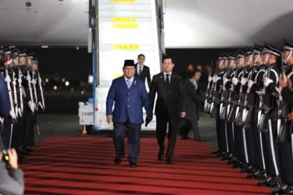Prabowo Subianto tiba di Busan, Korea Selatan, untuk menghadiri KTT APEC 2025 dan memperkuat peran Indonesia di Asia Pasifik.